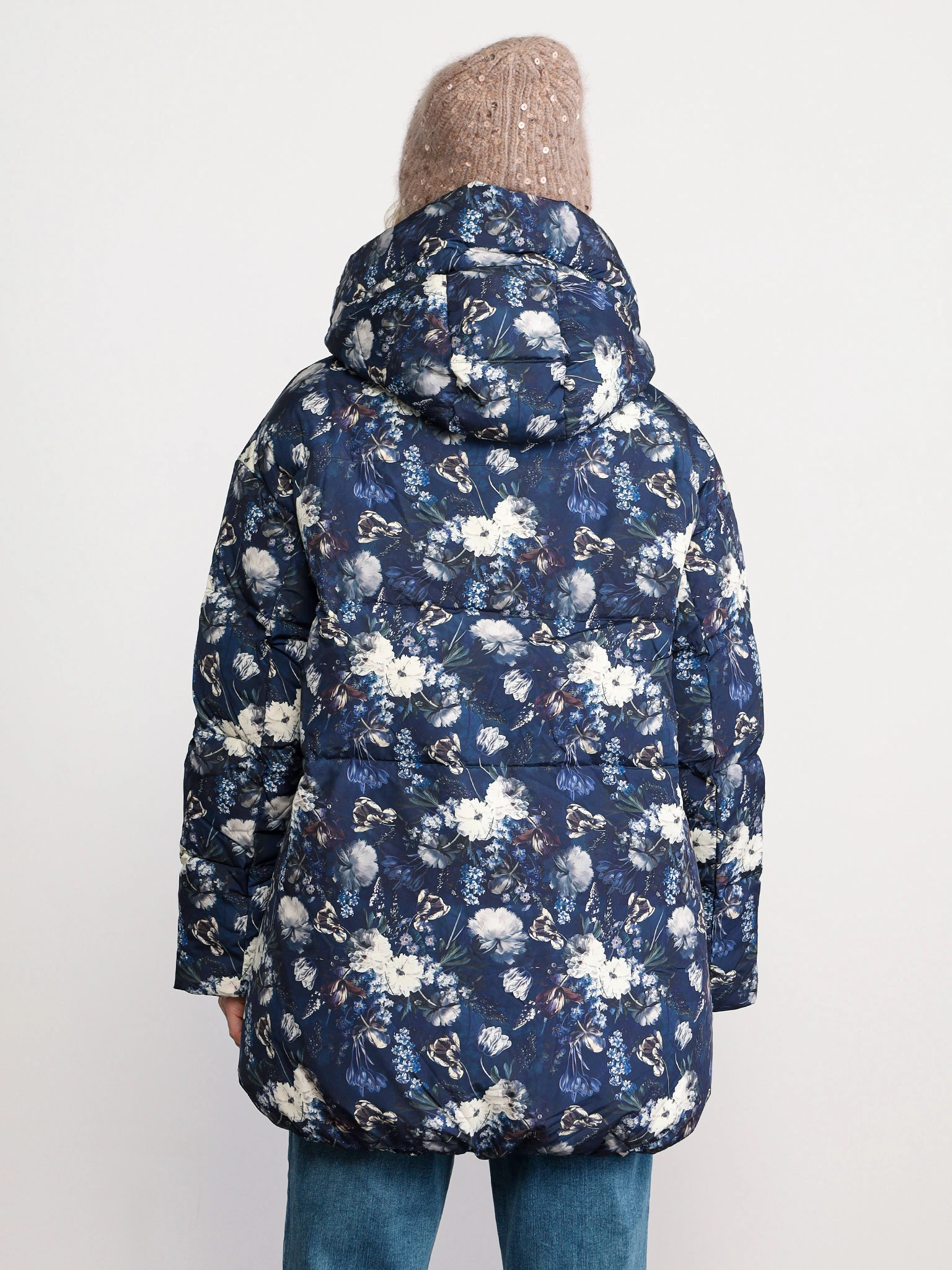 Пуховик с цветочным принтом синего цвета с капюшоном